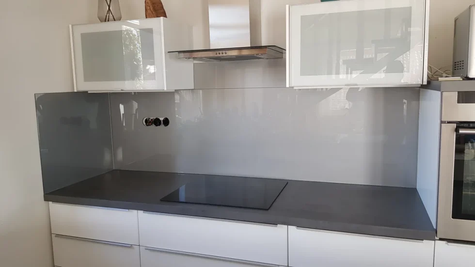 konyhai színes üveg hátfal