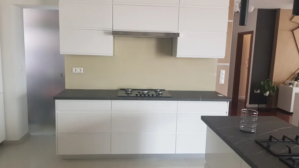 konyhai színes üveg hátfal