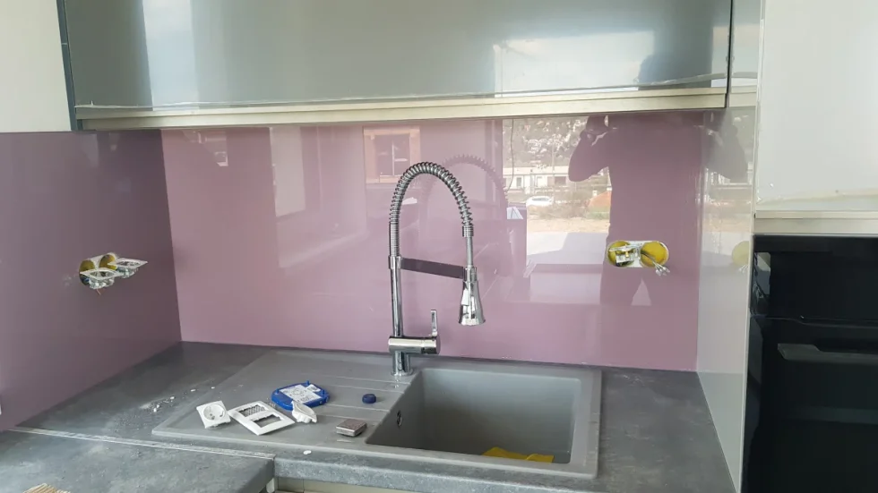 konyhai színes üveg hátfal Mány