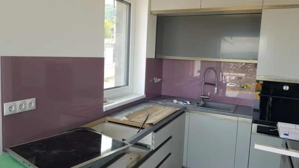 konyhai színes üveg hátfal