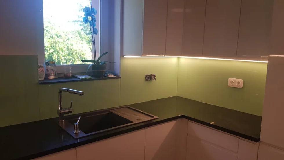 konyhai színes üveg hátfal