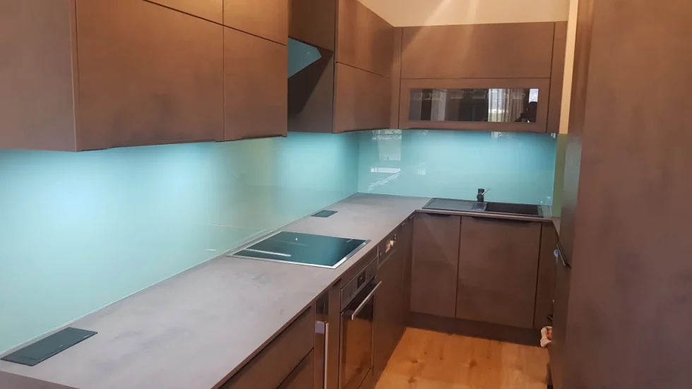 konyhai színes üveg hátfal