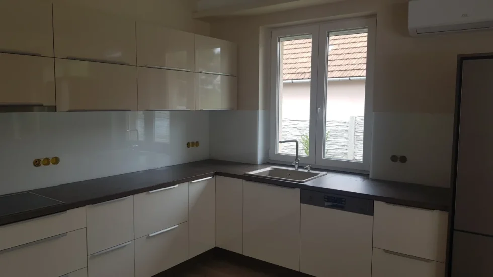 konyhai színes üveg hátfal