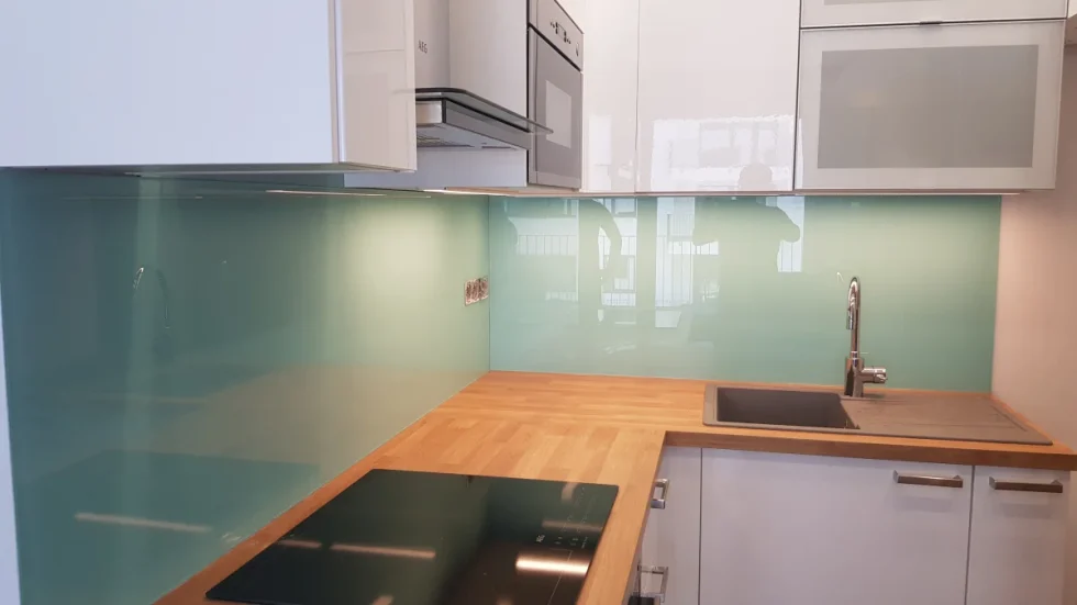 konyhai színes üveg hátfal