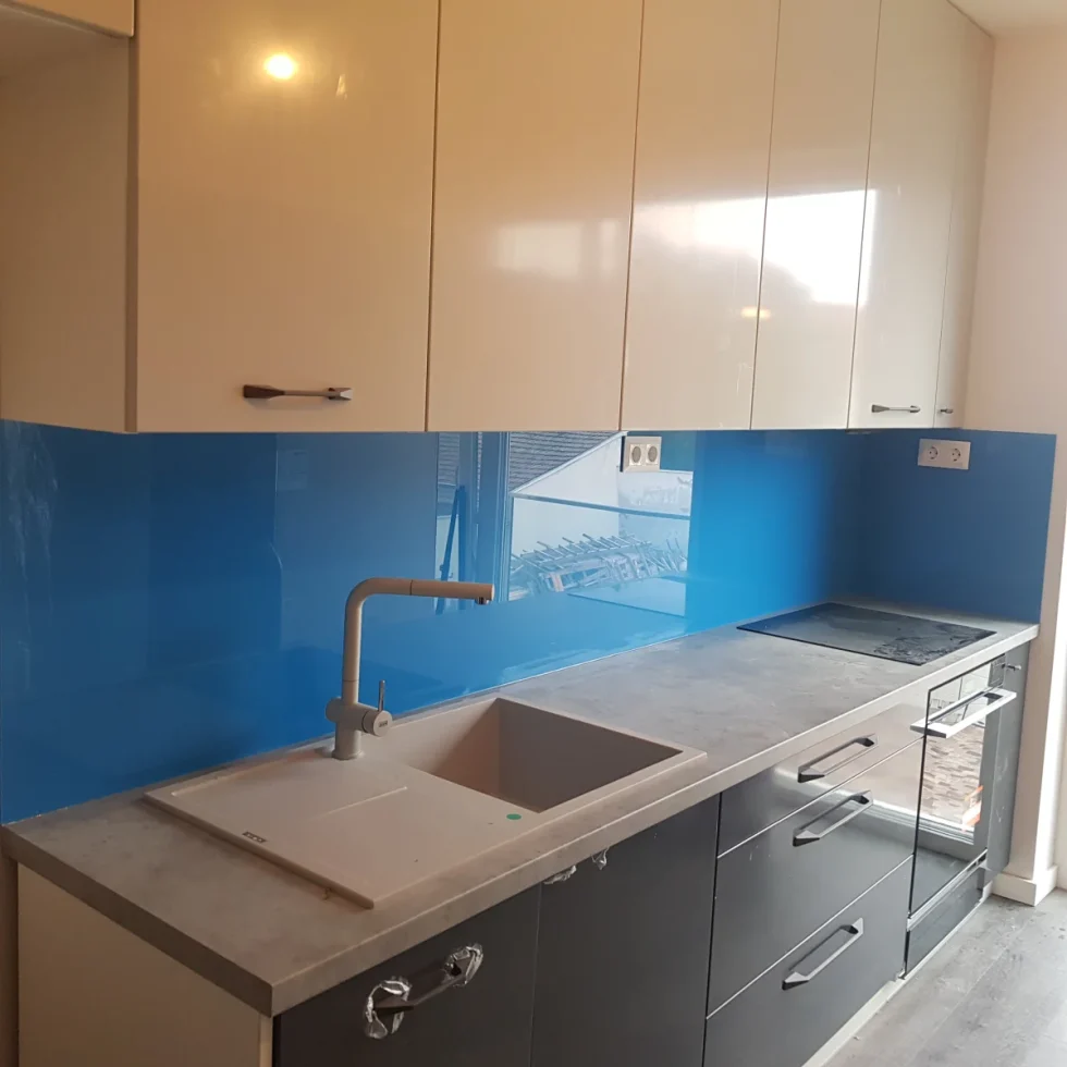 konyhai színes üveg hátfal Dinnyés