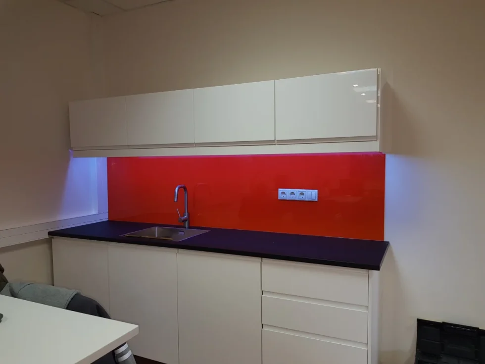 piros üveg konyhai hátfal