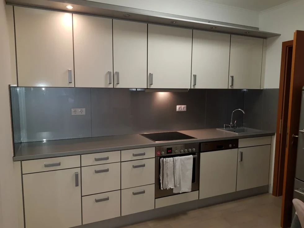 szürke üveg konyhai hátfal