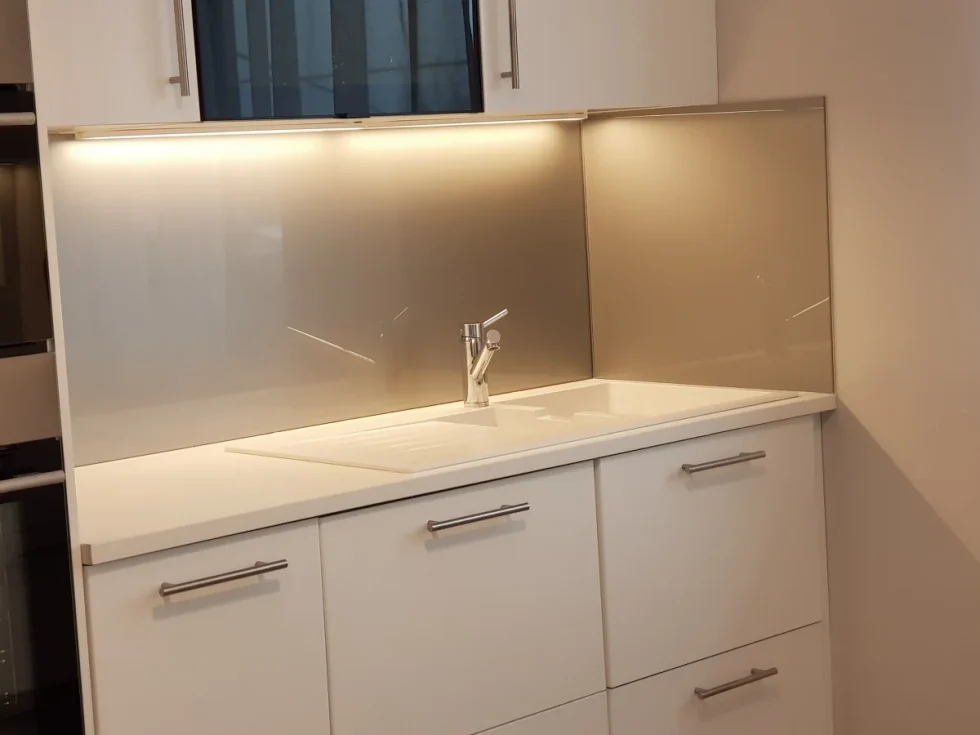 színes üveg konyhai hátfal