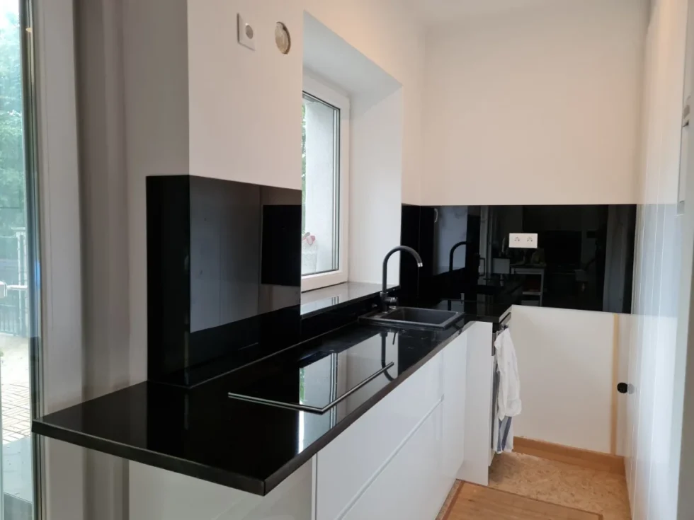 fekete üveg konyhai hátfal