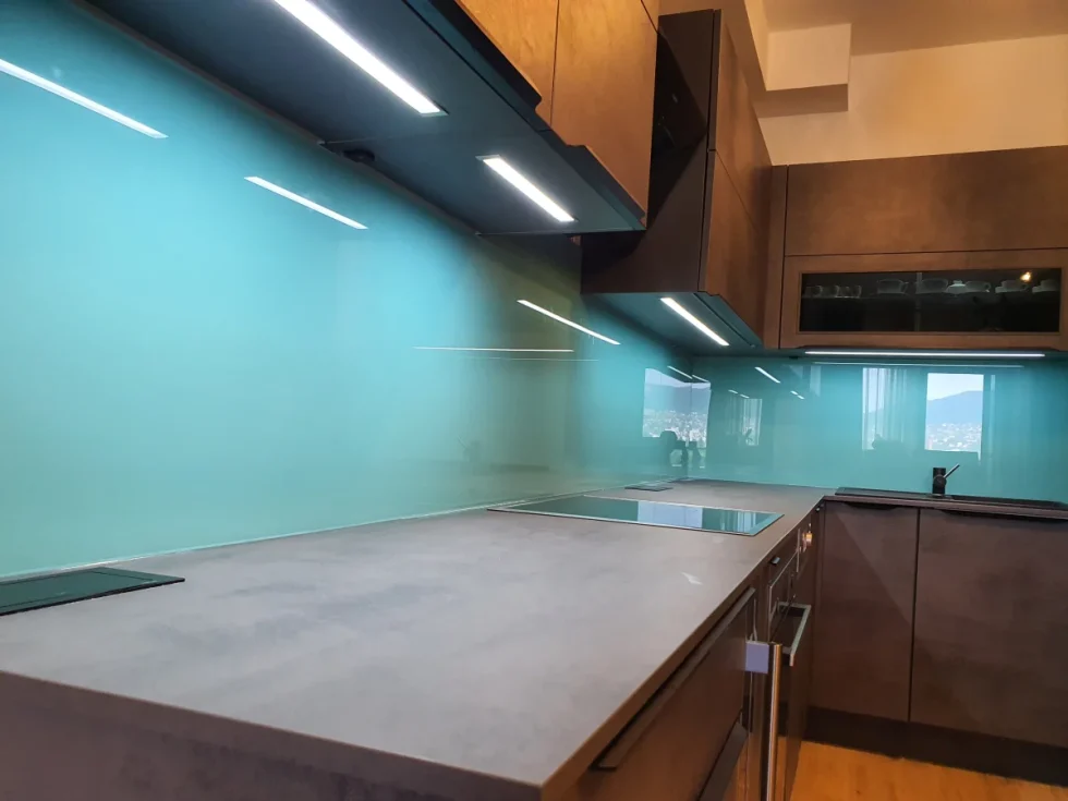 kék üveg konyhai hátfal