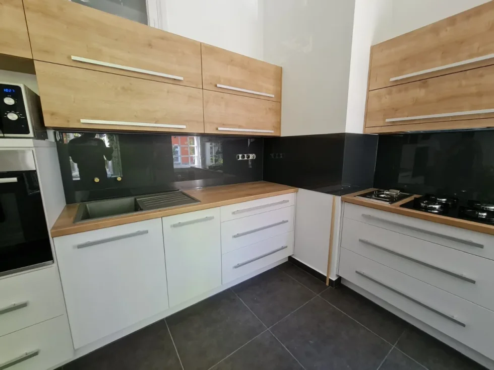 festett üveg konyhai hátfal