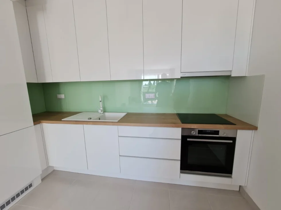 színes üveg konyhai hátfal