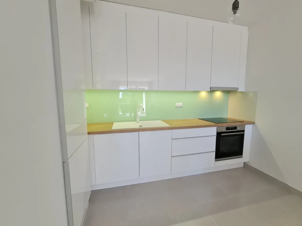 színes üveg konyhai hátfal