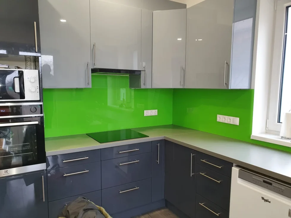 zöld festett üveg konyhai hátfal