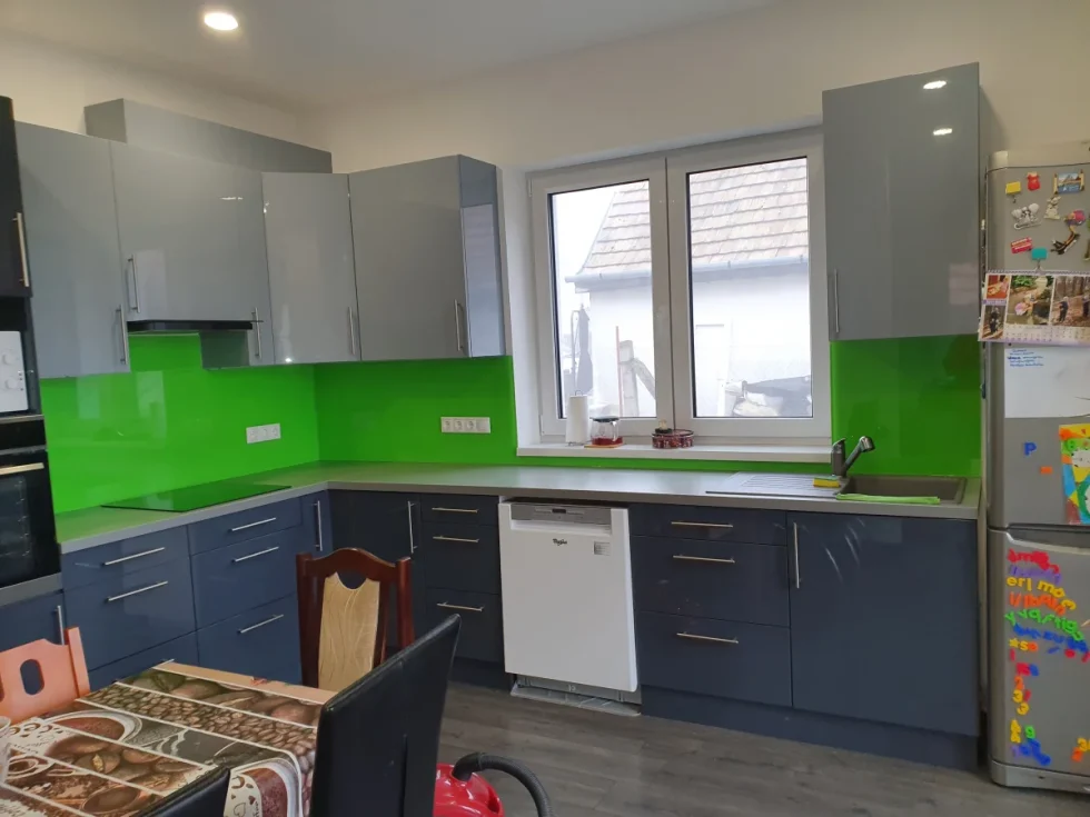 zöld színes üveg konyhai hátfal