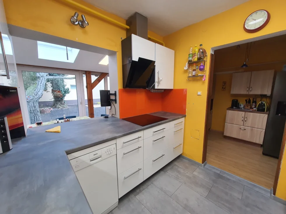 narancs üveg konyhai hátfal