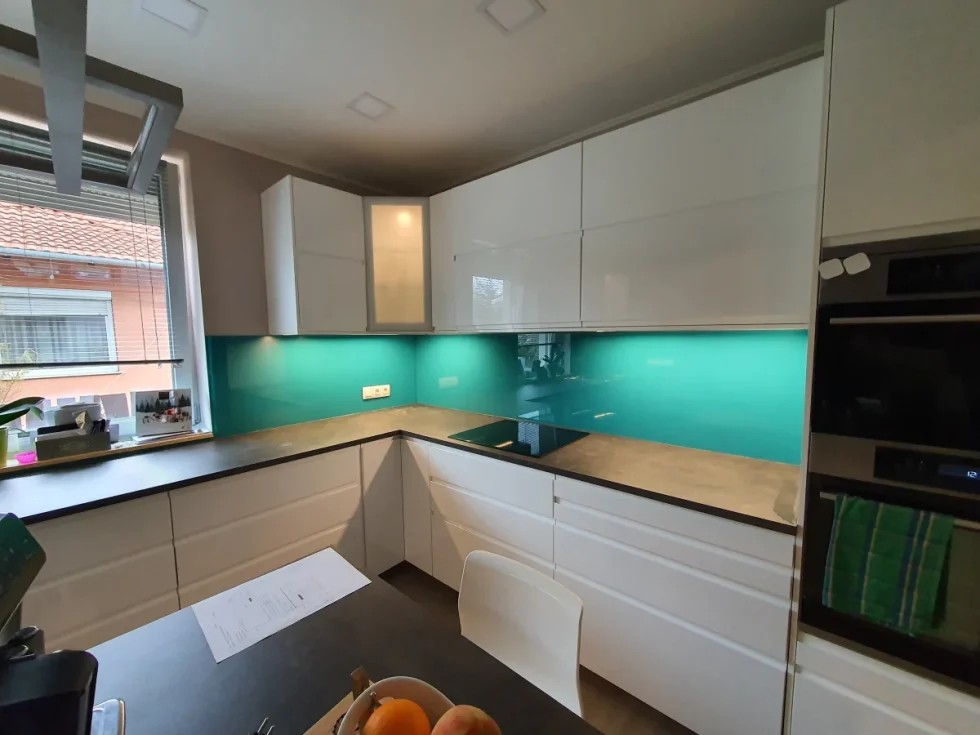 türkiz üveg konyhai hátfal