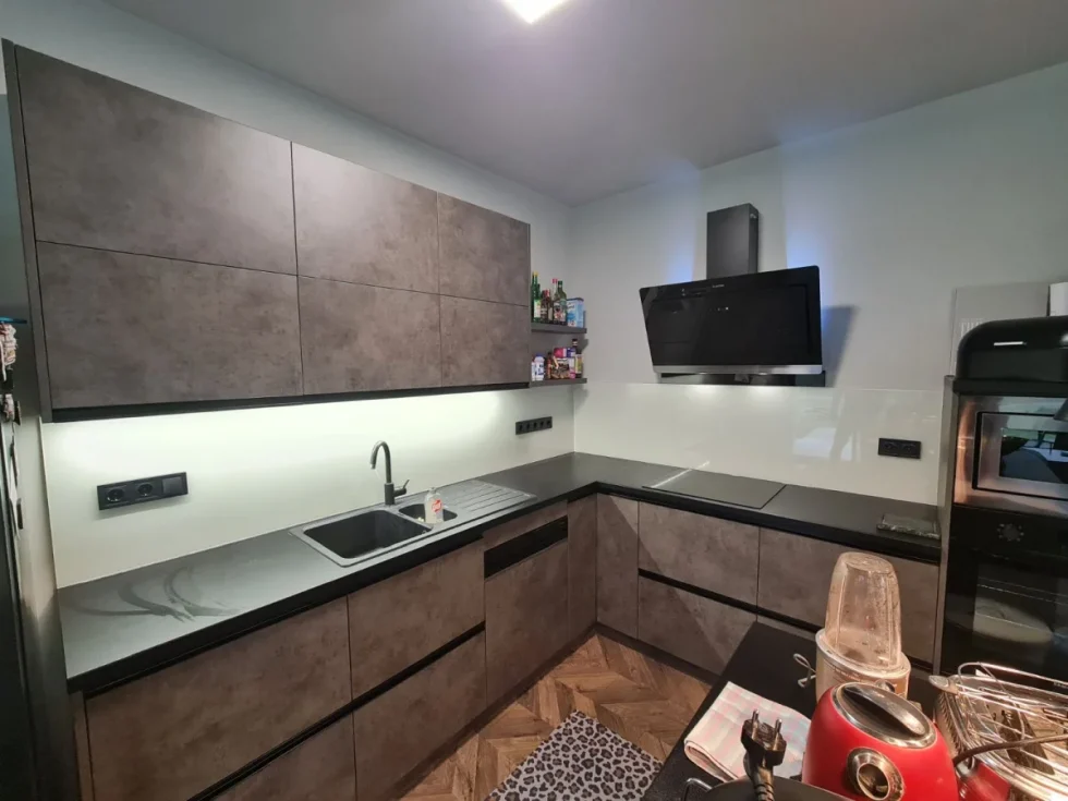 fehér üveg konyhai hátfal