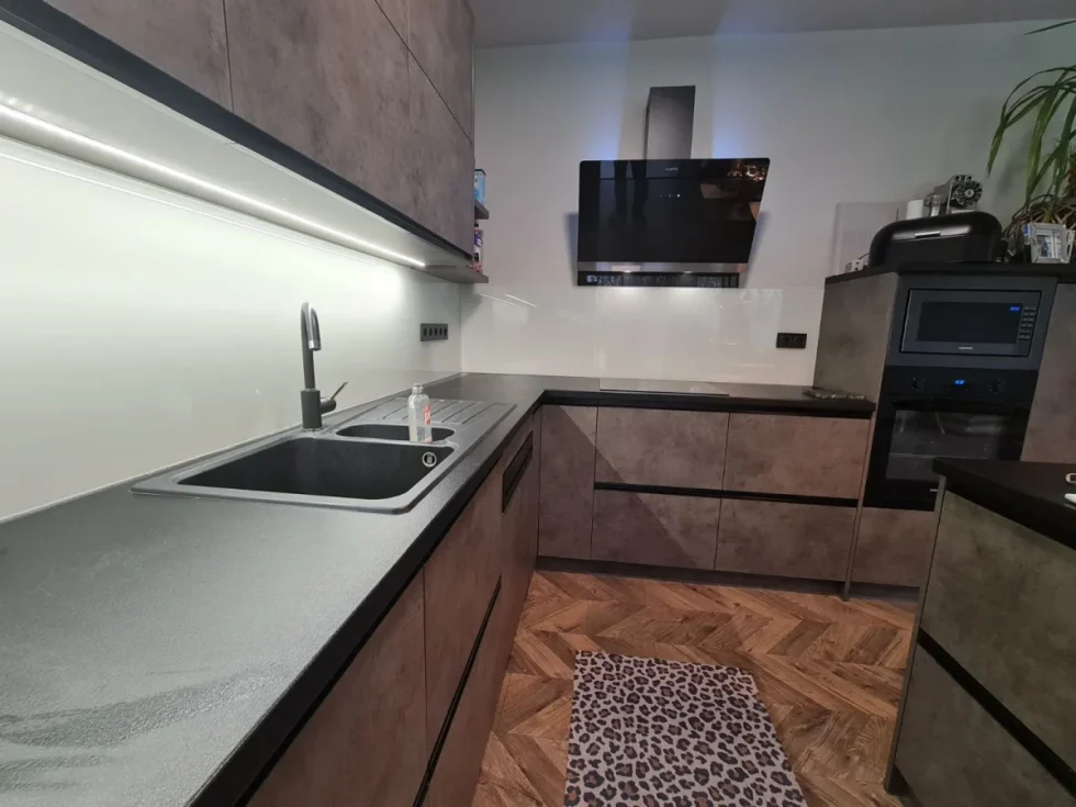 fehér üveg konyhai hátfal