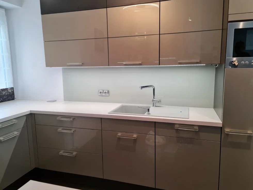 fehér üveg konyhai hátfal