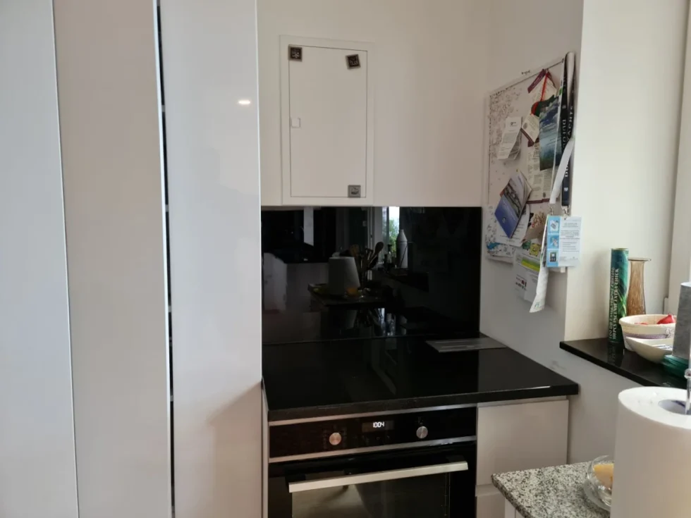 fekete üveg konyhai hátfal