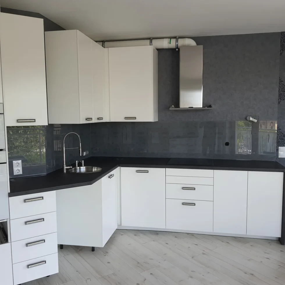 színes üveg konyhai hátfal