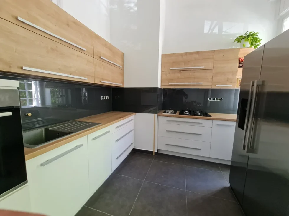 színes üveg konyhai hátfal