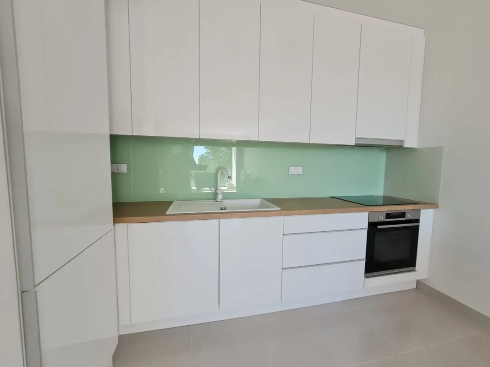 zöld festett üveg konyhai hátfal