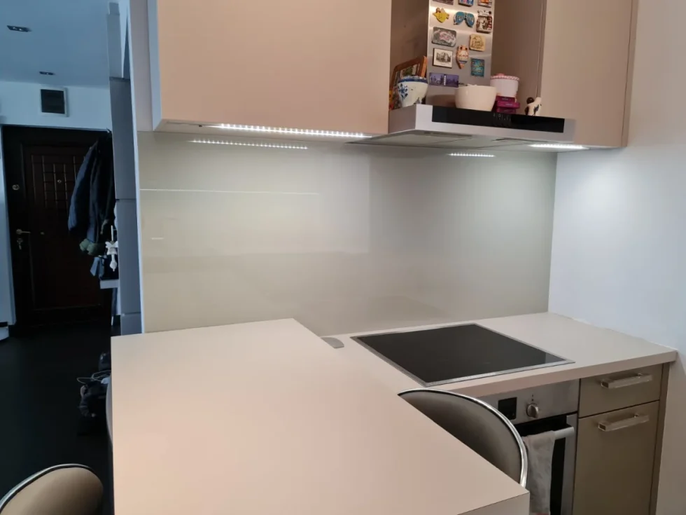 fehér üveg konyhai hátfal