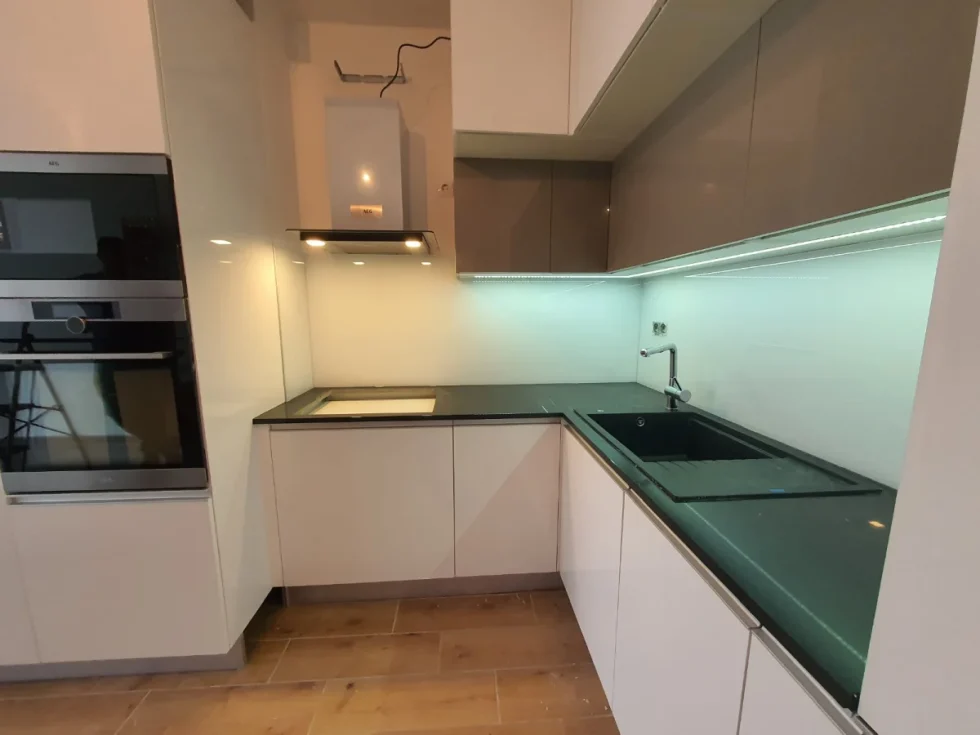 fehér üveg konyhai hátfal