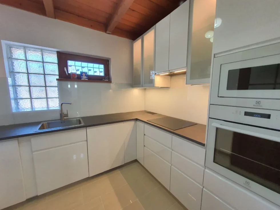 fehér üveg konyhai hátfal