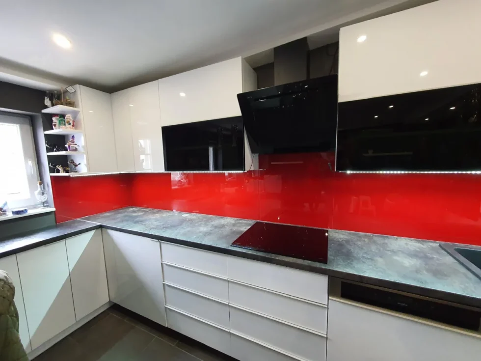 piros üveg konyhai hátfal