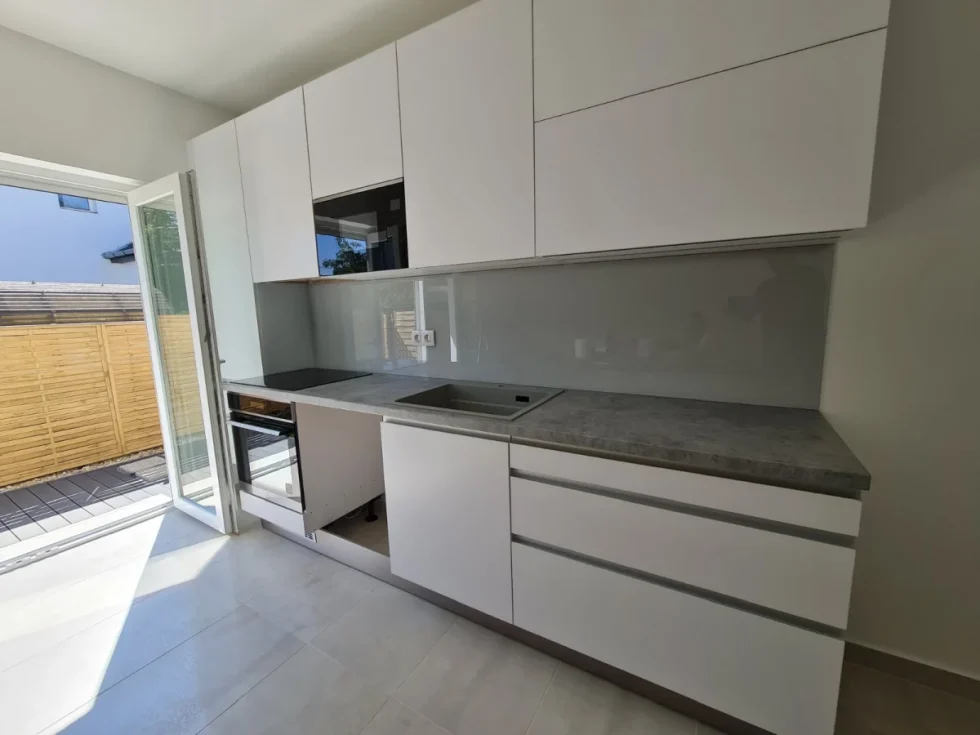 fehér üveg konyhai hátfal