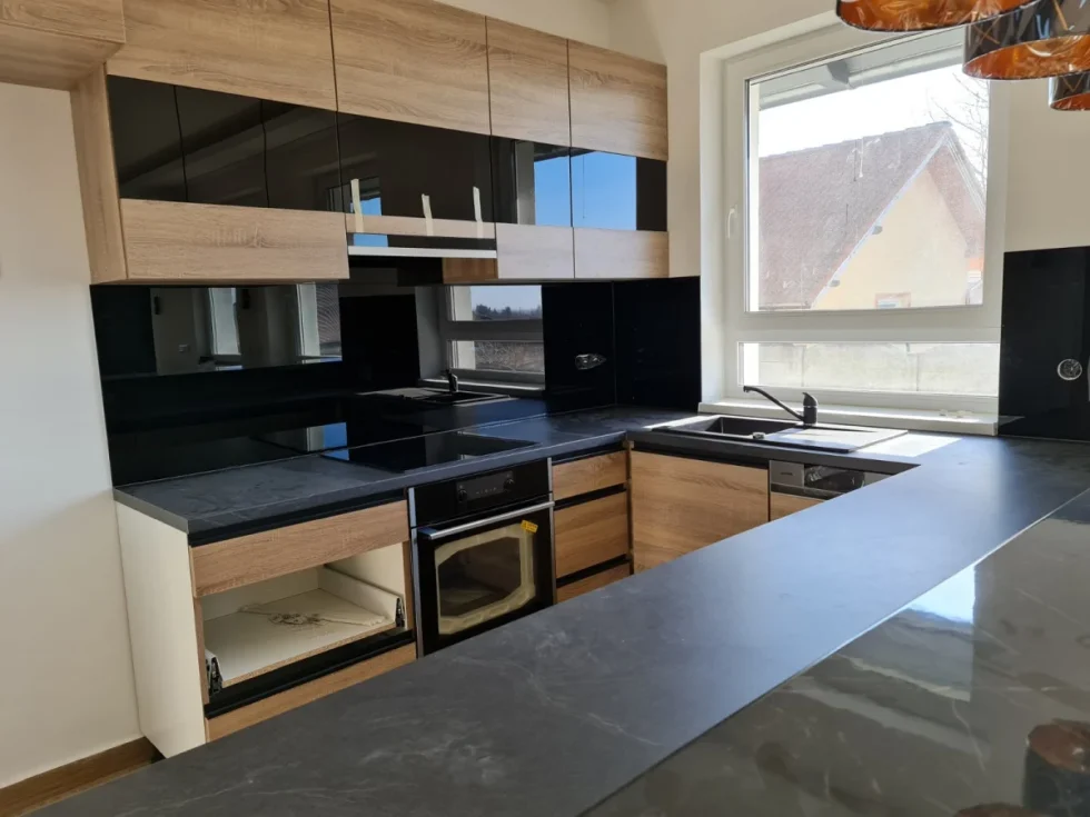 festett üveg konyhai hátfal