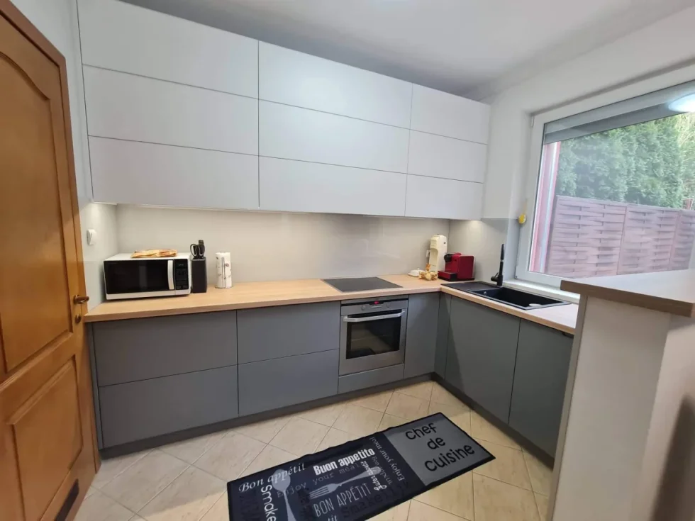 fehér üveg konyhai hátfal