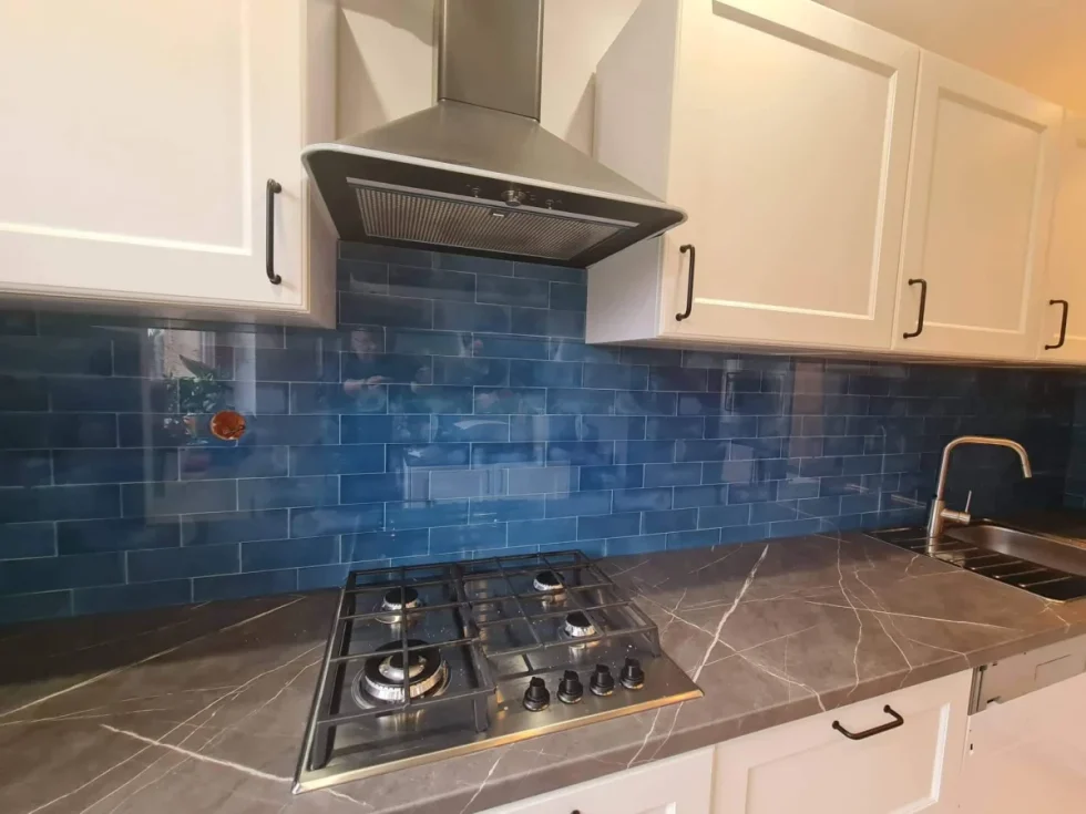 printelt üveg konyhai hátfal