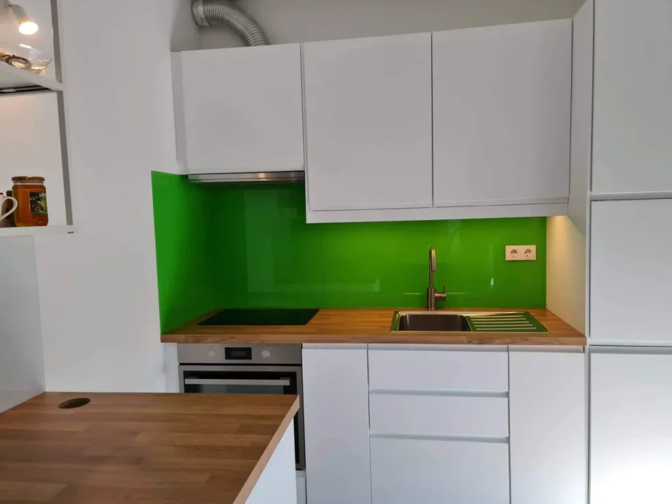 zöld üveg konyhai hátfal