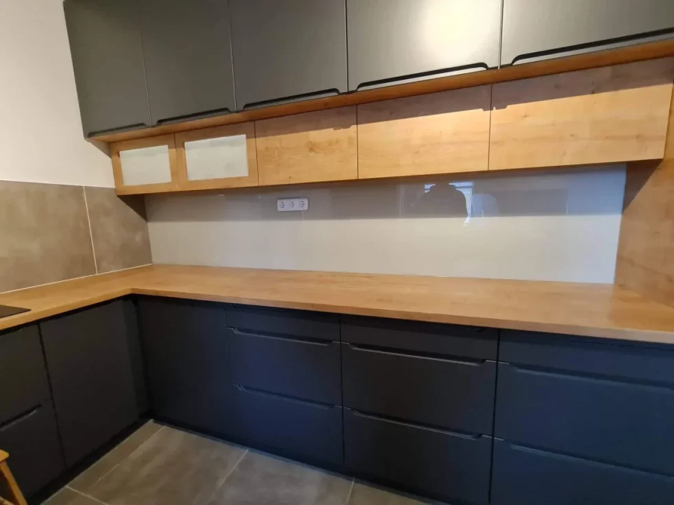 fehér üveg konyhai fali panel