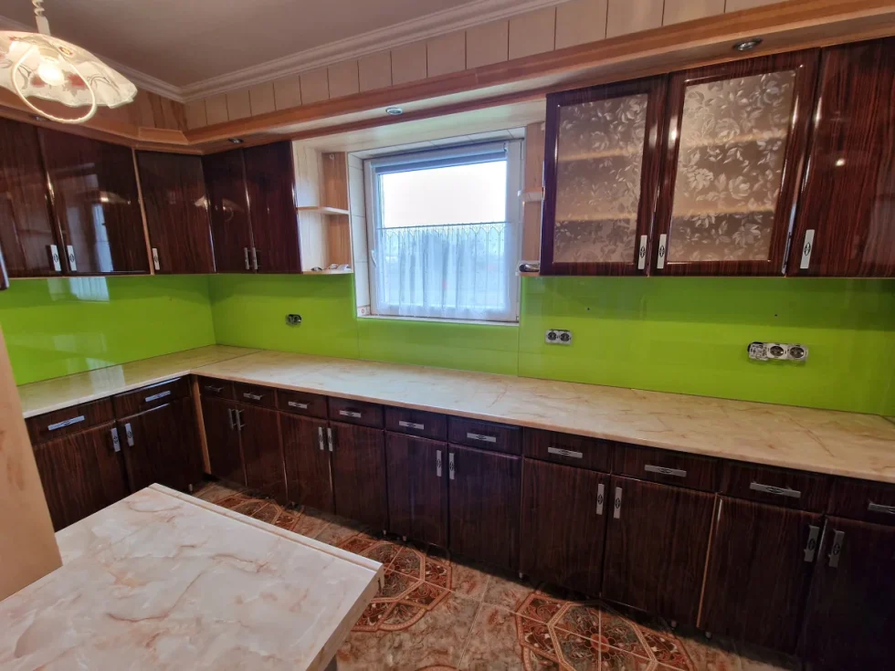 zöld üveg konyhai fali panel