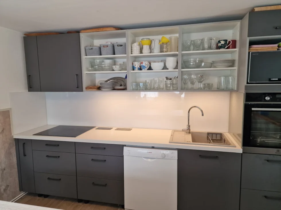 fehér üveg konyhai fali panel