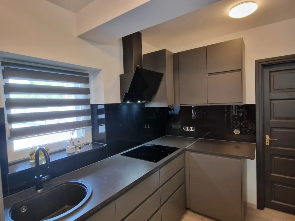 fekete üveg konyhai fali panel