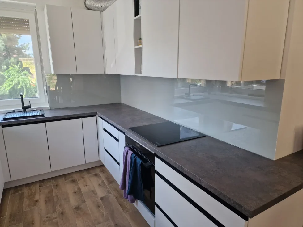 üveg konyhai fali panel