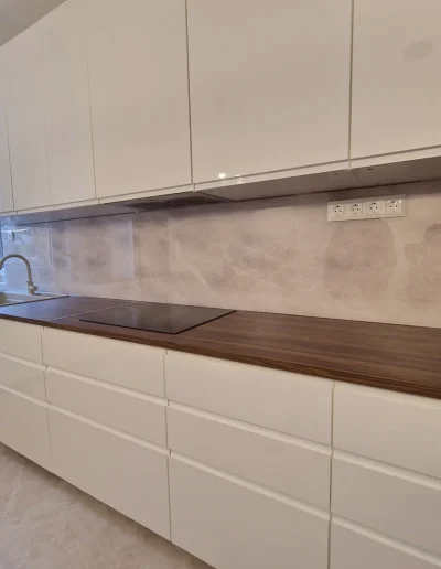 edzett üveg konyhai hátfal és nyomtatott fali panel készítés és beépítés márvány mintával