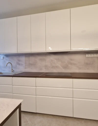 edzett üveg konyhai hátfal és nyomtatott fali panel készítés és beépítés márvány mintával