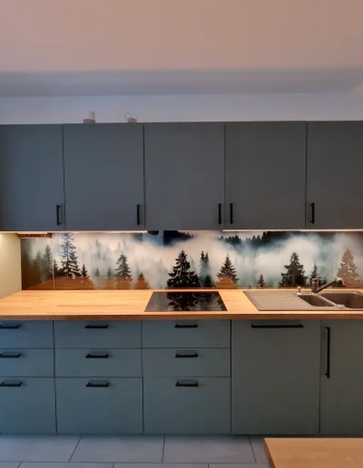 edzett üveg konyhai hátfal és nyomtatott fali panel készítés és beépítés fenyő mintával