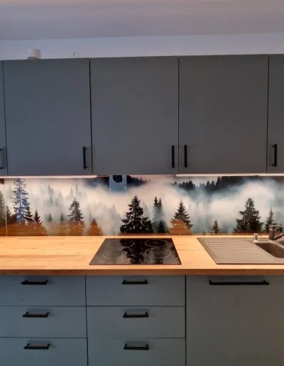 edzett üveg konyhai hátfal és nyomtatott fali panel készítés és beépítés fenyő mintával