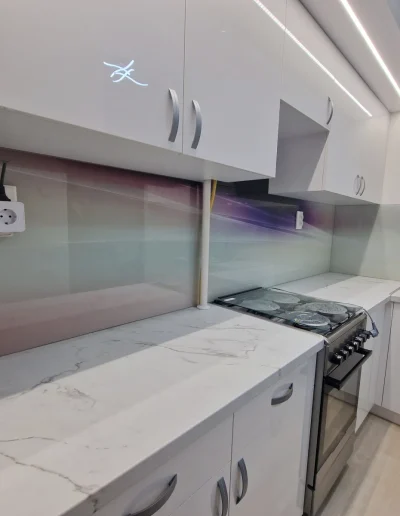 edzett üveg konyhai hátfal és nyomtatott fali panel készítés és beépítés