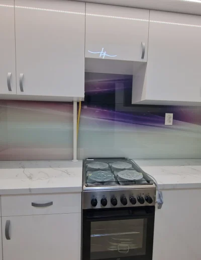 edzett üveg konyhai hátfal és nyomtatott fali panel készítés és beépítés