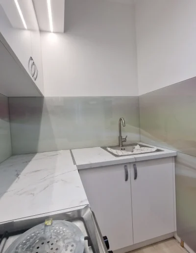 edzett üveg konyhai hátfal és nyomtatott fali panel készítés és beépítés