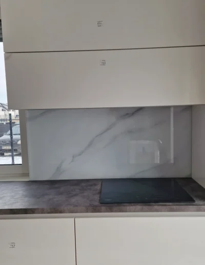 márvány mintájú üveg hátlap konyhai bútor mögé